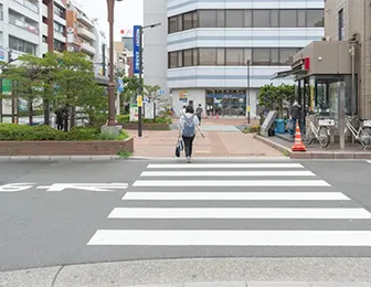 平井駅南口を出ると、まっすぐ前にみずほ銀行が見えます。みずほ銀行に向かって直進します。