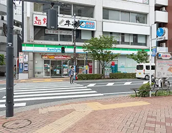 みずほ銀行の道路をはさんだ向かい側にファミリーマートがあります。そちらに向かって横断歩道を渡って下さい。