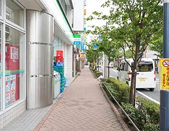 渡ったら右に向かってまっすぐ直進します。