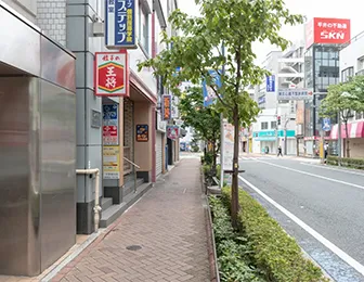 飲食店が入っているビルの一階に入り口があります