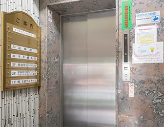 ここがエントランスになっていますので4Fまでエレベータで上がってください。